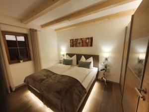 מיטה או מיטות בחדר ב-Hochalmbahnen Chalets Rauris 1-13 WE1, Maislaufeldweg 1m EG