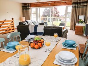 ein Esszimmer mit Tisch und Couch in der Unterkunft Patch's Place in Gunnislake