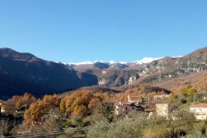 vistas a un valle con montañas en el fondo en Faber B&B - Riserva Naturale Zompo lo Schioppo en Morino