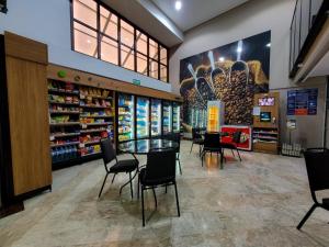 una tienda con sillas y una mesa en una habitación en Qi Ibirapuera Intelligence Flat internet fibra e limpeza UH1903, en São Paulo