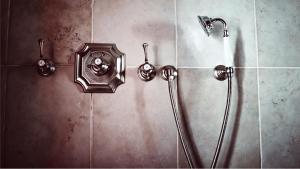 La salle de bains est pourvue d'une douche avec 2 pommeaux de douche. dans l'établissement Maison Saintonge, à Paris