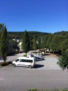 eine Gruppe von Autos, die auf einem Parkplatz geparkt sind in der Unterkunft L'hôte des voyageurs en pays limousin 1 