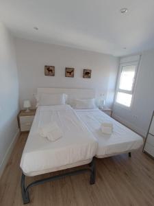 Łóżko lub łóżka w pokoju w obiekcie weforyou Two Rooms Terramar Alto with Sea View