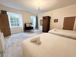 1 dormitorio con 2 camas y piano en Spacious Flat Sleeps 8 near Princes Street en Edimburgo