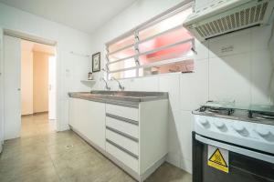 Una cocina o zona de cocina en Aluguel Casa 3 quartos s/ 1 suíte frente Mar | Bombas/SC