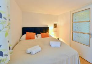 ein Schlafzimmer mit einem großen Bett mit zwei Kissen darauf in der Unterkunft Stylish, Cosy & Central "Self-Check-In" Apartment in Wien
