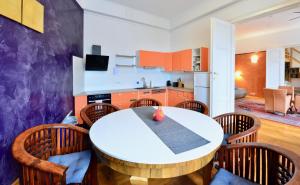 eine Küche und ein Esszimmer mit einem weißen Tisch und Stühlen in der Unterkunft Stylish, Cosy & Central "Self-Check-In" Apartment in Wien