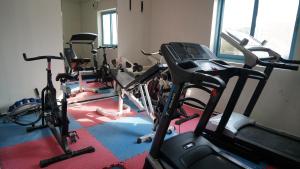 Fitness centrum a/nebo fitness zařízení v ubytování BOONMAX Hotel