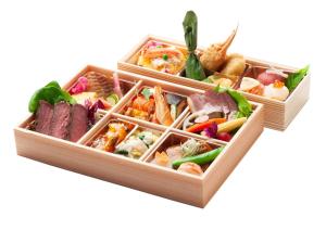 dos cajas de madera llenas de diferentes tipos de comida en Maebashi - House - Vacation STAY 63941v en Maebashi