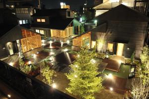 - une vue aérienne de nuit sur une maison éclairée dans l'établissement Maebashi - House - Vacation STAY 63941v, à Maebashi