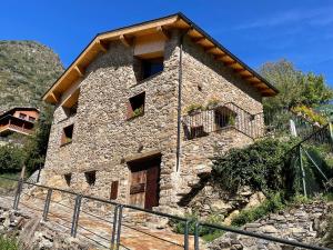 una gran casa de piedra en una montaña en Era del Rafel, en Escaldes-Engordany