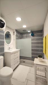 普拉亞戴爾雷安格萊斯的住宿－Apartment 2-2 Playa del Ingles，一间带卫生间、水槽和镜子的浴室