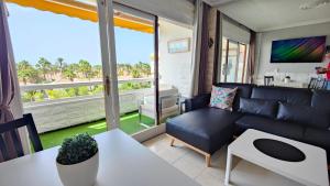 普拉亞戴爾雷安格萊斯的住宿－Apartment 2-2 Playa del Ingles，客厅配有沙发和桌子