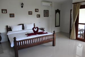 Ліжко або ліжка в номері Villa Colina Khao Lak Rooms and Bungalows - Adults Only