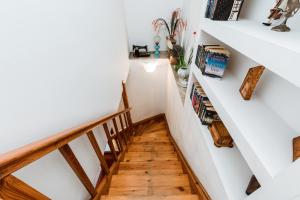 eine Treppe in einem Haus mit weißen Wänden und Holzböden in der Unterkunft Evelina's House in Platanias
