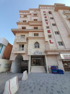 ein großes Gebäude mit Zugang zu einem Gebäude in der Unterkunft واحة طيبة للشقق الفندقية in Medina