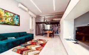 een woonkamer met een groene bank en een tafel bij Studio 27 Verona in Verona