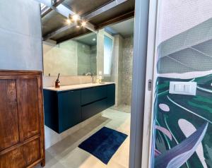 un baño con lavabo y espejo en Studio 27 Verona, en Verona 28 fotos más