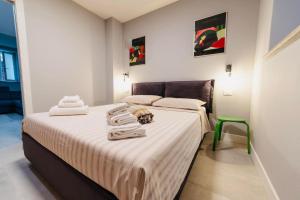 Un dormitorio con una cama con toallas. en Studio 27 Verona, en Verona