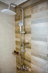 eine Dusche mit Duschkopf im Bad in der Unterkunft Evelina's House in Platanias