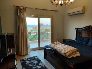 En eller flere senge i et værelse på El Ain El Sokhna-Villa at Piacera Resort Seaview + 49 billeder