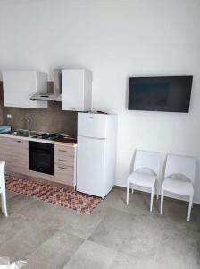 A kitchen or kitchenette at Appartamento sul mare con parcheggio privato