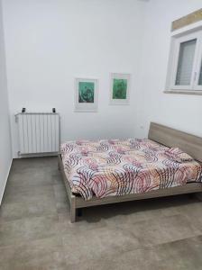 A bed or beds in a room at Appartamento sul mare con parcheggio privato