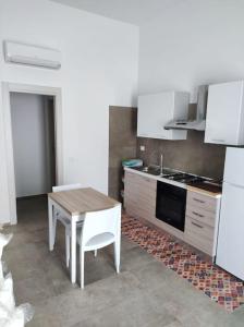 A kitchen or kitchenette at Appartamento sul mare con parcheggio privato