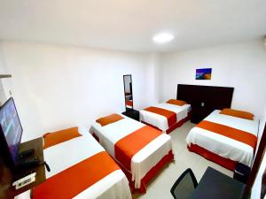 Una cama o camas en una habitación de Hotel Madrigal
