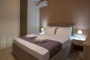 una camera da letto con un letto e due asciugamani di Comfy Central 1 Bedroom Apt with Terrace and View a Heraklion