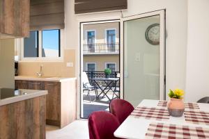 una cucina e una sala da pranzo con tavolo e sedie di Comfy Central 1 Bedroom Apt with Terrace and View a Heraklion