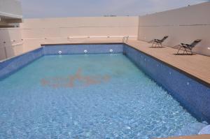 Bazén v ubytování Poppys Hotel Madurai nebo v jeho okolí
