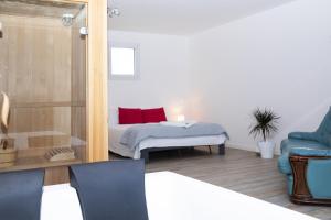 een slaapkamer met een bed met rode kussens en een spiegel bij Dépendance Ragaraja con sauna e idromassaggio in Pordenone