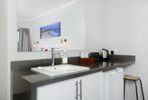 Kuchyň nebo kuchyňský kout v ubytování Merewether Motel