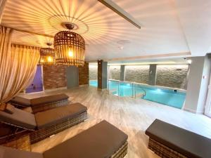 salon z żyrandolem i basenem w obiekcie Bushtown Hotel & Spa w mieście Coleraine