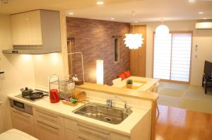 cocina con fregadero y encimera en 一棟貸切り宿 GuestHouse 嵯峨嵐山, en Kioto