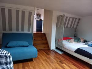 - une chambre avec un lit, une chaise et un escalier dans l'établissement Appartement atypique indépendant sur péniche, à Metz