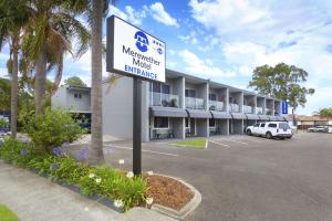 un cartello in un parcheggio di fronte a un motel di Merewether Motel a Newcastle