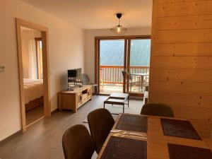ein Zimmer mit Tisch und Bett und Balkon in der Unterkunft Magnifique 2 pièces équipé avec garage privé à Châtel - FR-1-198-239 in Châtel