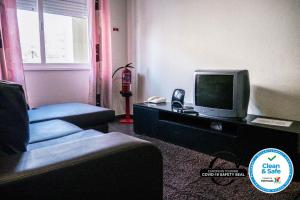 un soggiorno con TV e divano di Bernardo's Place a Ponta Delgada