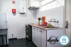 una piccola cucina con lavello e frigorifero di Bernardo's Place a Ponta Delgada Altre 15 foto