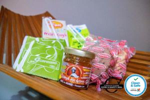 un tavolo ricoperto di biscotti e un barattolo di miele di Bernardo's Place a Ponta Delgada