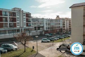 un parcheggio con auto parcheggiate in un parcheggio di Bernardo's Place a Ponta Delgada
