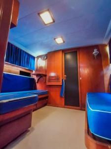 un vagón de tren con asientos azules en una habitación en Salvador BAHIA Boat and Breakfast, en Lido di Ostia