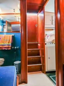 Habitación pequeña con escalera en una habitación pequeña. en Salvador BAHIA Boat and Breakfast, en Lido di Ostia