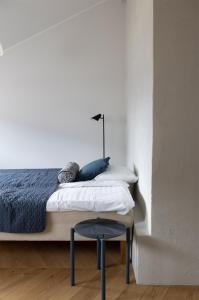 sypialnia z łóżkiem ze stołkiem obok w obiekcie 2ndhomes Beautiful & Modern Attic Studio in Kruununhaka w Helsinkach