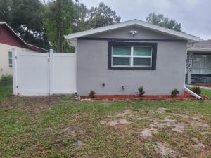 a house with a white fence in a yard at Diamond 4 in Tampa