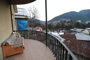 uma varanda com vista para a cidade em Grimis Villa em Borjomi