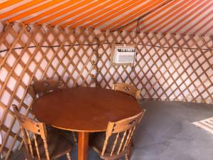 een houten tafel en stoelen in een yurt bij 28 Palms Ranch in Twentynine Palms