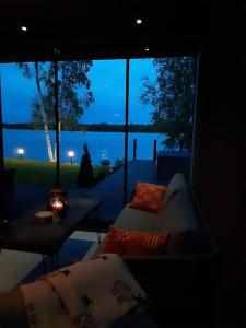 Ένα ή περισσότερα κρεβάτια σε δωμάτιο στο Villa by the river with beach sauna and jacuzzi